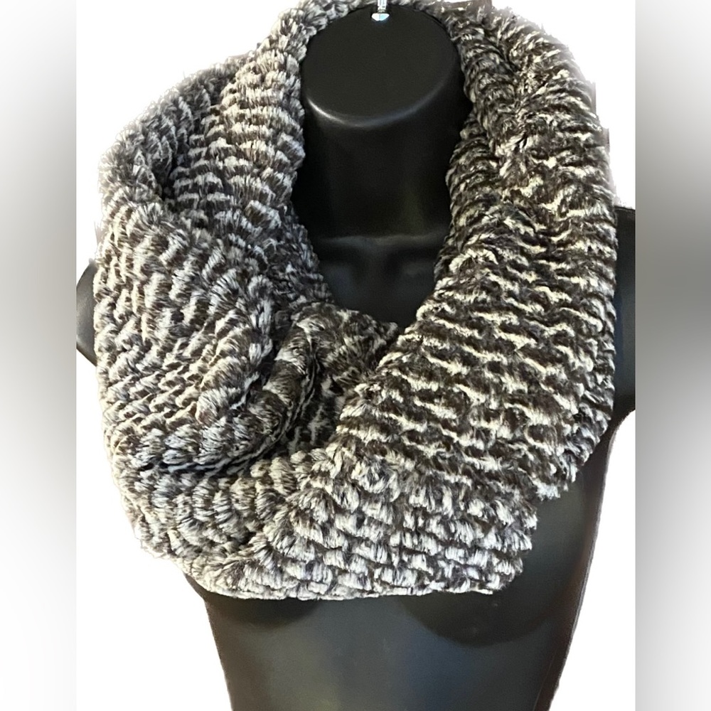 GRY/WHT Infinity Scarf,  *P1058